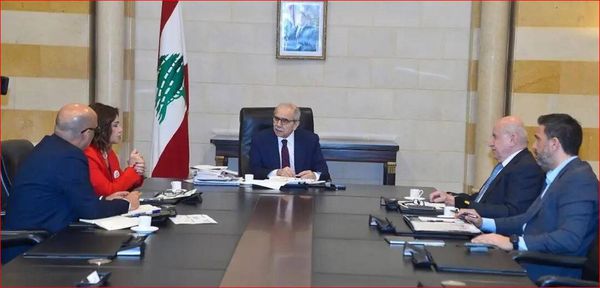 سلام يترأس اجتماعاً لتنسيق جهود الإغاثة في السراي