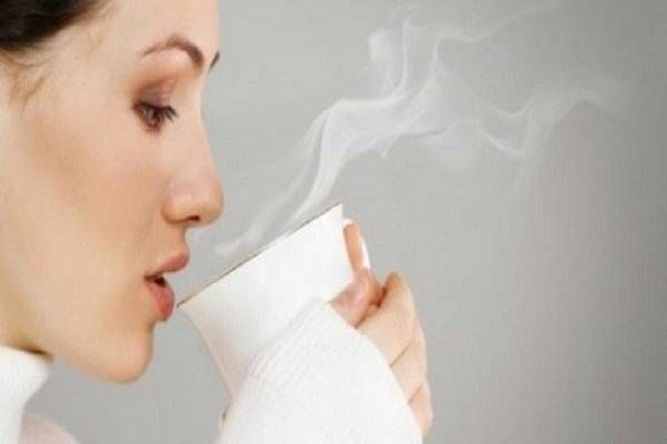 فوائد شرب الماء الساخن على معدة فارغة