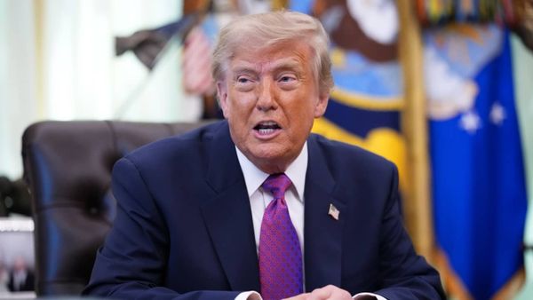 ترامب: الأمر بسيط جدا إيران لا يمكنها أن تمتلك سلاحا نوويا، وهجوم الليلة الماضية كان عنيفا جدا ومستعدون لتنفيذ هجوم آخر في أي وقت نريدإيران كانت تحاول إعادة بناء أنظمة الرادار والصواريخ.