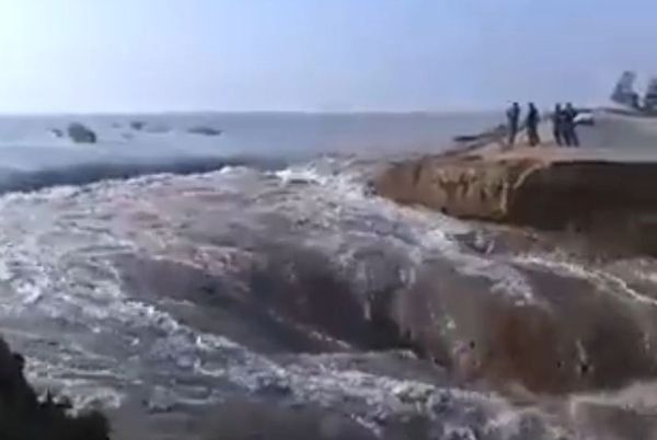 بالفيديو.. السيول القوية تجرف أحد الطرق الرئيسية في جنوب غرب العراق 