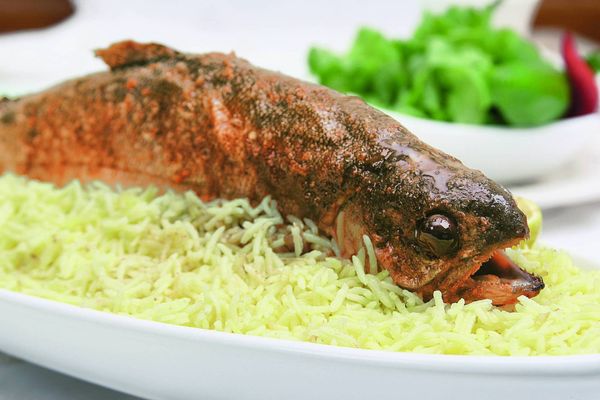 وصفة السمك المشوي مع التمر و الأرز