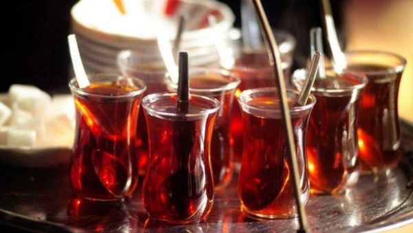 رئيس وزراء يتهم بالإسراف... والسبب الشاي
