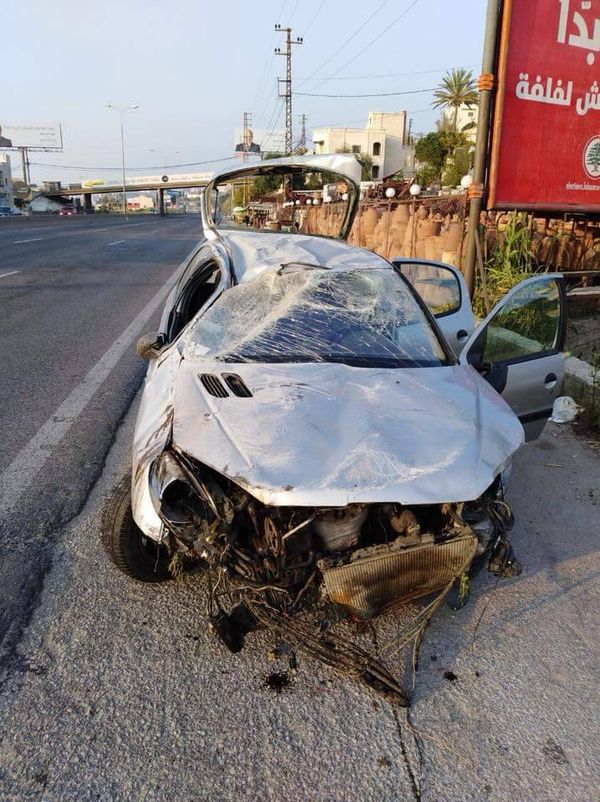 بالصورة..جريحان بإنقلاب سيارة على المسلك الشرقي لأوتوستراد البوار