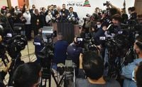 ماكرون يُحرّك ورقة لبنان والمبادرة الفرنسية مُجدّداً باستقالة قرداحي
هل ستعود الحكومة الى الاجتماع؟ أزمة البيطار سارية... وكل الحلول تصطدم بخلاف عون ــ بري