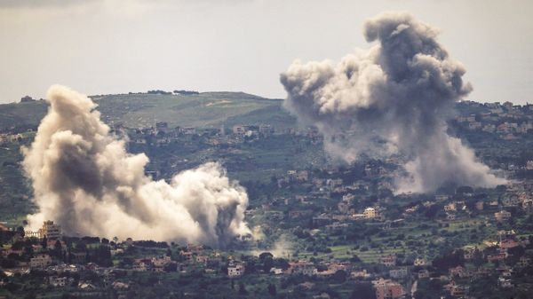 الوكالة الوطنية للاعلام: الجيش الإسرائيلي فجّر منازل وبنى تحتية بين المنصوري ومجدلزون باستخدام براميل متفجرة شديدة التدمير.