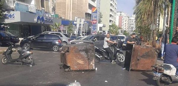 بالفيديو... القوى الأمنية تحاول فتح طريق المزرعة