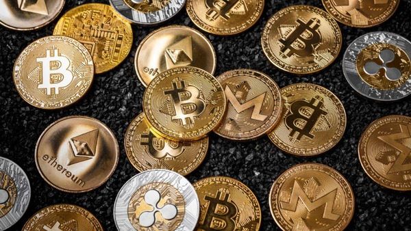 أسعار العملات الرقمية.. صعود بيتكوين يوقف خسائر سوق الكريبتو
