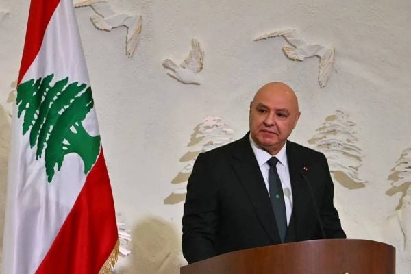 عون من باريس: دعم الجيش وحصر السلاح بيد الشرعية.. وإدانة لمحاولة استهداف مكة