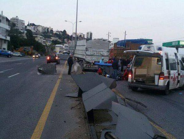 بالصور: جريحان بتصادم بين شاحنة وسيارتين