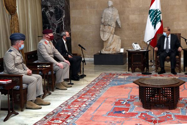 كبير مستشاري «الدفاع» البريطانيّة للشرق ورامبلنغ جالا على المسؤولين
عون : لتضافر الجهود لاستعاد دور لــبــنـــان... ومعركتي للاصــــلاح مُستمرّة
لوريمــير : نؤكد على أهميّة التعاون العسكري اللــبــنـــاني ــ البريطاني
رامبلــينــغ : سنبقى بجانب لـبـنـان ومؤسساته لا سيما الأمــنـــيّة