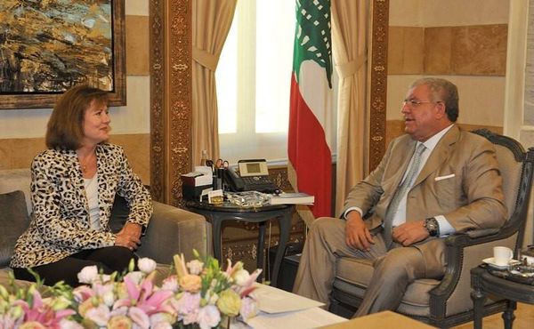 المشنوق عرض المستجدات مع السفيرة الأميركية وعزاها بضحايا لاس فيغاس