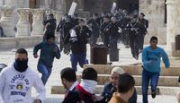 الإعتداء على المسجد الأقصى  معاناة فلسطينية مستمرة..إعتقالات وإصابات بحق الفلسطينين على ضوء نقاش بالكنيست حول فرض سيادة إسرائيلية على الحرم القدسي!