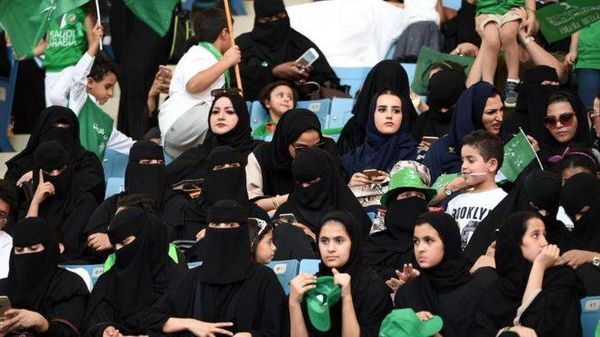 السماح للسعوديات بدخول الملاعب الرياضية "وفقا لضوابط خاصة"