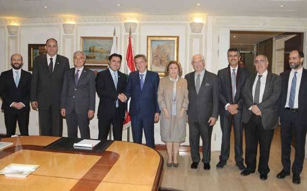 التقى تجمّع رجال وسيّدات الأعمال اللبنانيين في العالم
سلامة : الأوروبيّون يتجهون الى إقراض
القطاعات المنتجة بمليار دولار بفائدة 4%