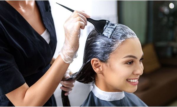 هكذا تتجنّبين مخاطر سحب اللّون من شعركِ قبل صبغه