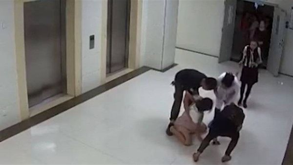 بالفيديو – لقطات مروعة...حامل انتحرت في المستشفى