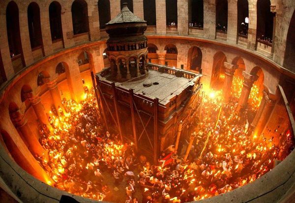 بالفيديو- شاهدوا خروج النور المقدس من قبر السيد المسيح