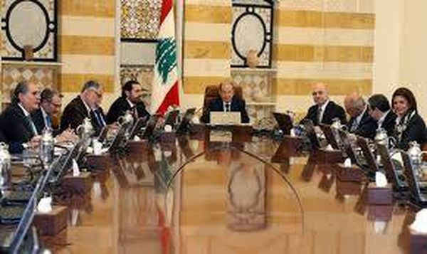 بأسنانهم؟!