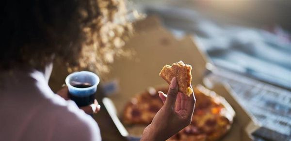 أطعمة ومشروبات تدمر خططكم لإنقاص الوزن.. تجنبوها!
