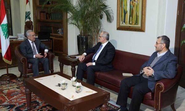 8 آذار رمت الكرة عند 14 آذار والرئيس وطلبت منه تعهداً ...
سليمان رفض إعطاء تعهد مع سعيه الى تشكيل حكومة جامعة وإلا فحيادية ...
عون يصف الحكومة المقترحة بالاحتيالية وجعجع اجتمع بأمانة 14 آذار