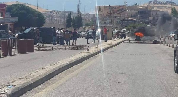 احتجاجاً على قرار الجمارك.. قطع الطريق الدولية عند نقطة المصنع