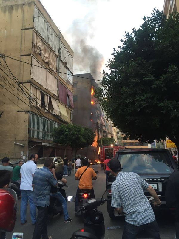 بالصور: اندلاع حريق كبير في مبنى سكني في منطقة صفير