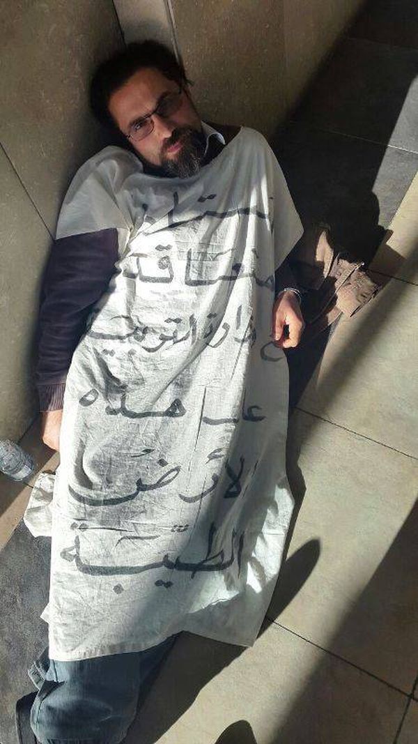 أستاذ يفترش الأرض أمام وزارة التربية