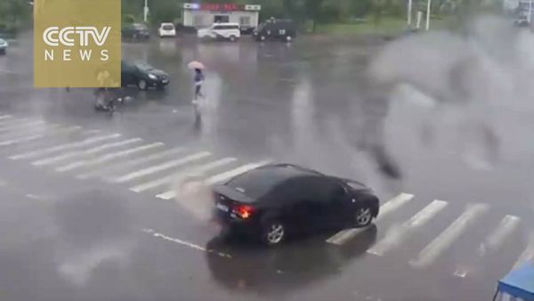 بالفيديو.. فتاة تسعف ضحية حادث سير بمظلتها!