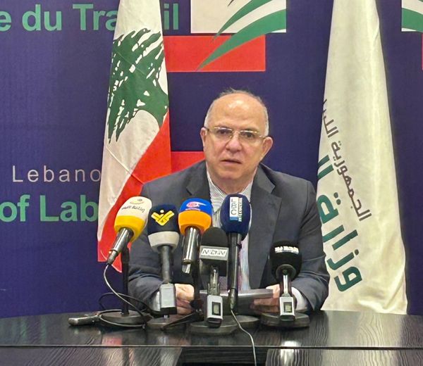 حيدر يحذر من تحركات توظيف

لبنانيين في الخارج من دون أطر قانونية