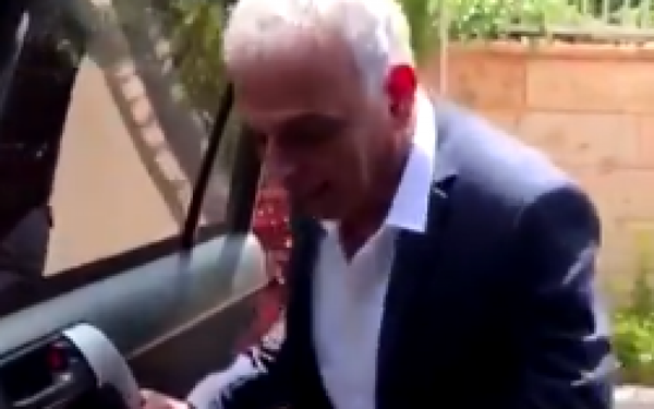 Kahlon taxé de "mauvais exemple" après avoir relevé le "Kiki challenge"
