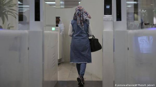 سبب منع سفر فتيات عربيات لدول عربية.. أمني؟ أم مجتمعي؟