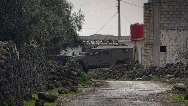 سانا: قوات الاحتلال الإسرائيلي تستهدف بالمدفعية أطراف 3 قرى في منطقة حوض اليرموك بريف درعا الغربي جنوبي سوريا
