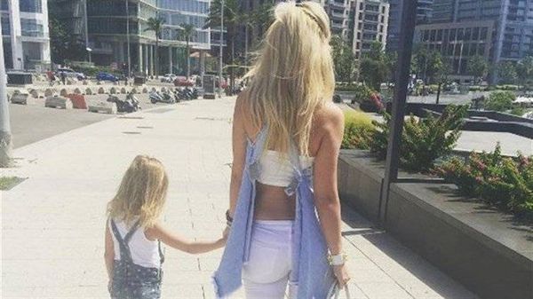 بالصورة - بعد 6 سنوات من الصراع لأجل ابنتها.. ملكة جمال لبنان تنتصر!