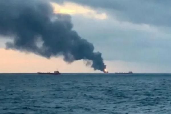 هيئة العمليات البحرية البريطانية: استهداف ناقلة نفط أمس بمقذوف مجهول على بعد 12 ميلا بحريا شمال خصب في عمان، أثناء إبحارها باتجاه الخليج عبر مضيق هرمز.
