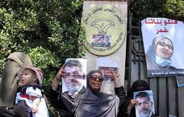 السجن 11 عاماً لـ 21 فتاة بينهن قاصرات لمشاركتهن في مظاهرات مؤيدة لمرسي