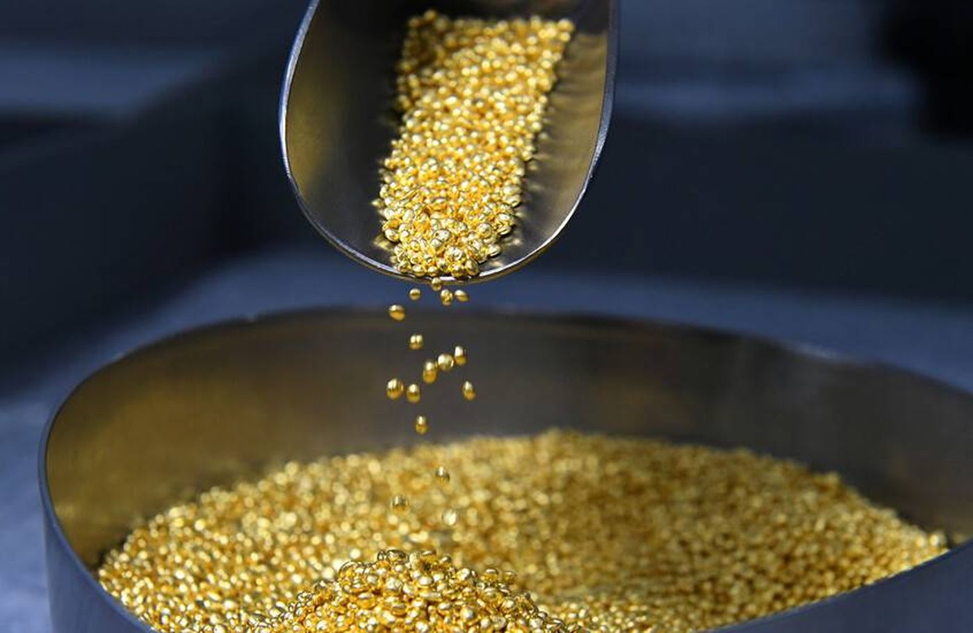 استقرار الذهب وارتفاع الفضة لمستويات قياسية