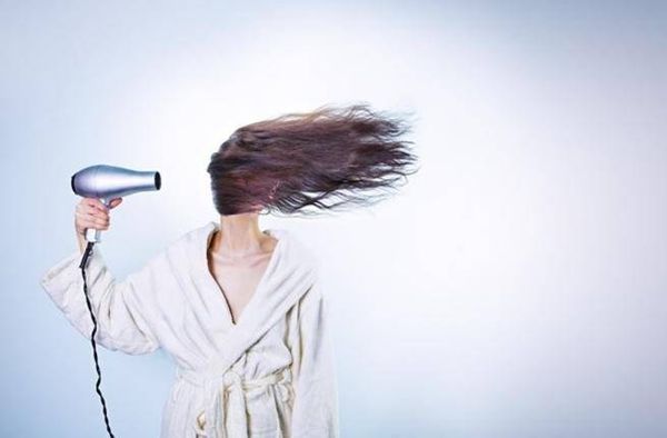 هل بدأت بخسارة شعرك مؤخرا؟ تعرفي على الأسباب