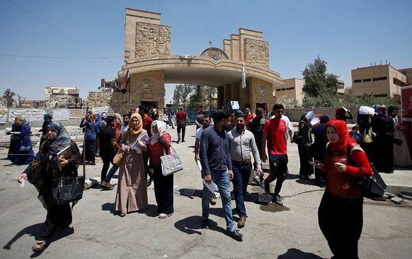 بالصور.. الموصليّات يكشفن وجوههن بعد 3 سنوات ارتدين خلالها اللباس الأسود
