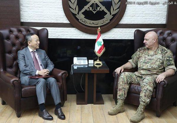 قائد الجيش عرض التطوّرات
مع سفراء عدد من الدول