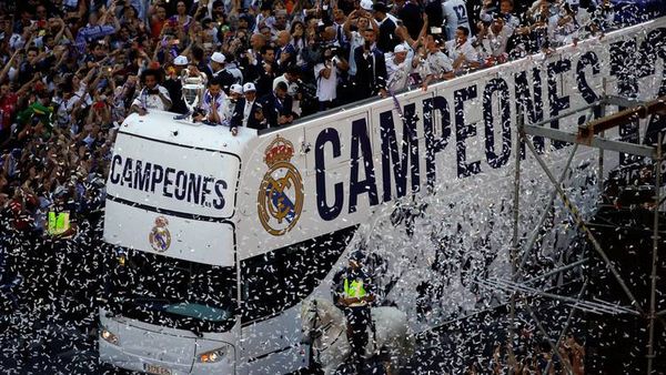 بالفيديو.. حافلة ملوك أوروبا تجوب شوارع مدريد