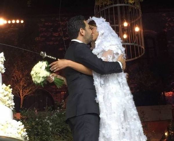 بالصورة.. دينا حايك بفستان مكشوف في زفاف وسام وريم!