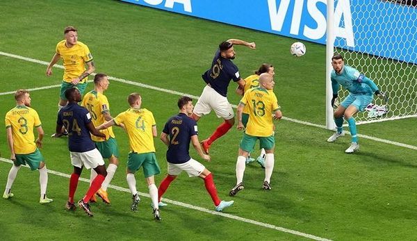 خطأ فادح ارتكبه حكم مباراة فرنسا واستراليا.. إليكم التفاصيل