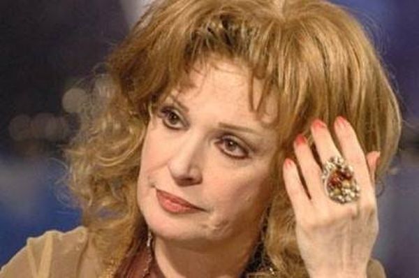 نيللي تغيب عن جنازة شقيقتها فيروز.. والسبب؟