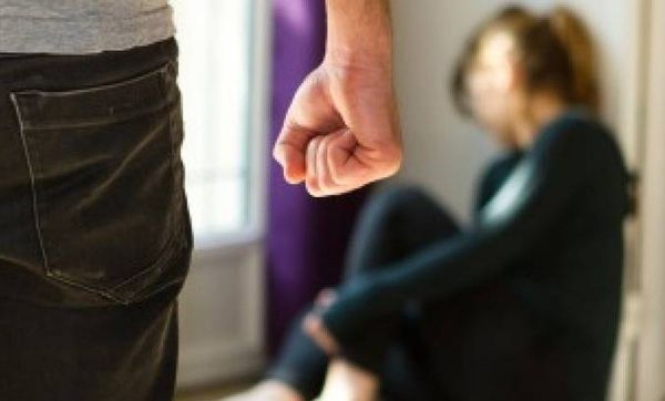 عنّف زوجته وسجنها داخل خيمة.. و"المعلومات" توقفه