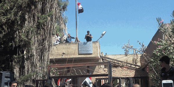 الجيش العربي السوري يرفع العلم الوطني
في الساحة العامة بدرعا