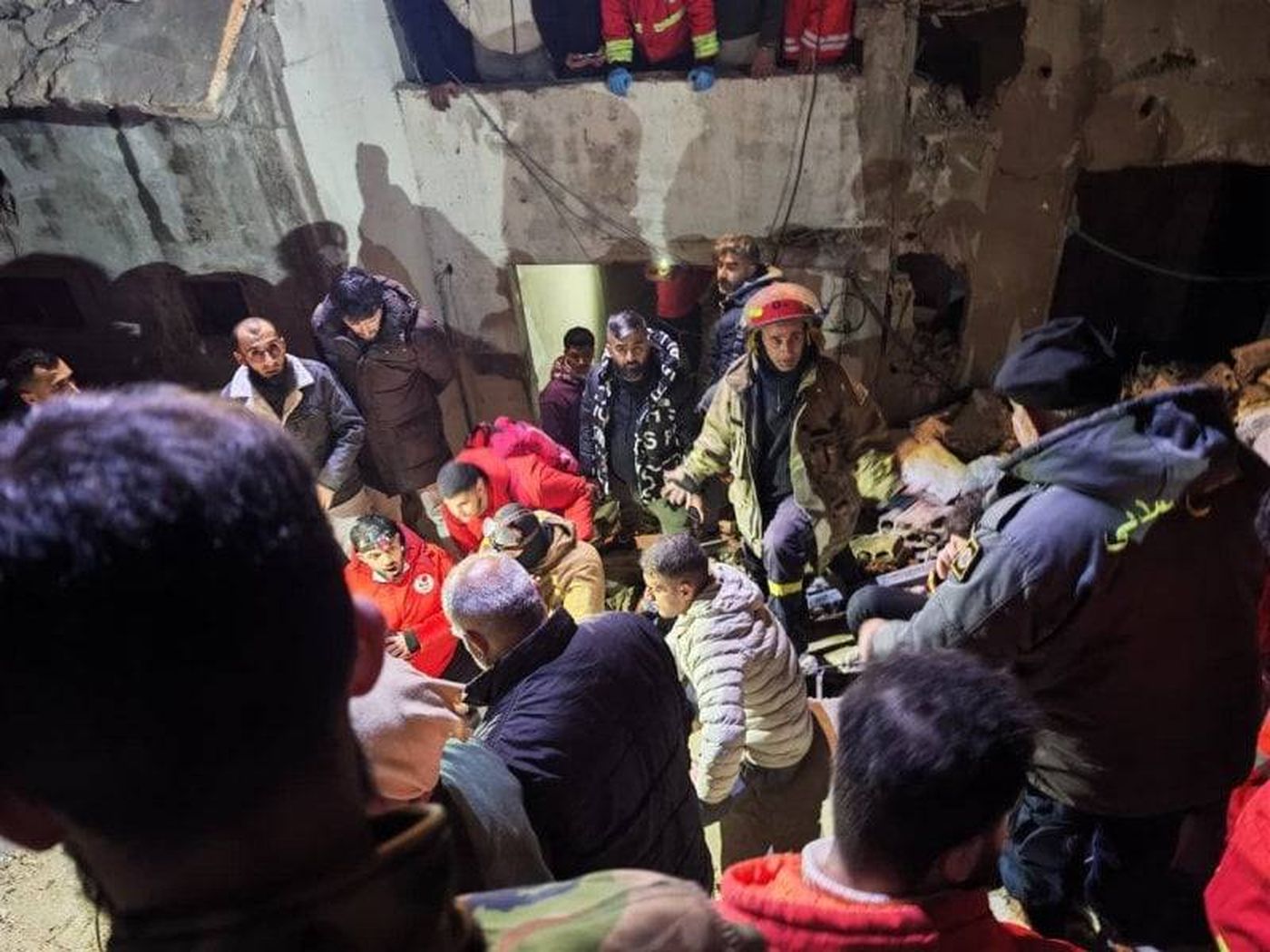 ـإنقاذ مواطنة وابنها من تحت الأنقاض في القبة – طرابلس