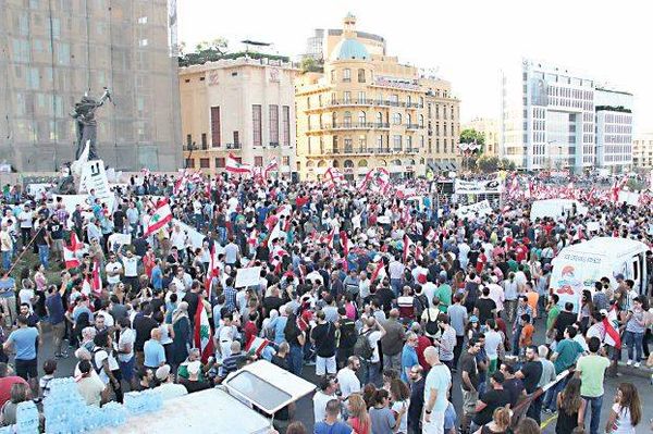 «وجع الناس» يجتذب الآلاف... وينذر السياسيين الفاسدين