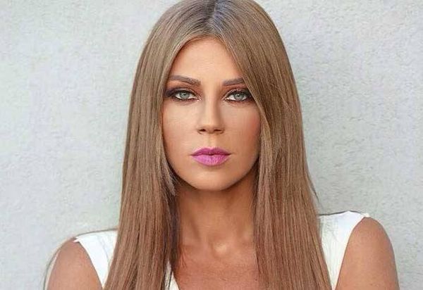 بالصورة.. كارلا حداد مثيرة بالقميص فقط