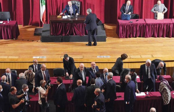 «الغام» داخلية تواكب انطلاقة حكومة «معا للانقاذ» : الترسيم وتفجيرالمرفأ
ميقاتي يتلقى تطمينات اميركية ــ فرنسية بعدم التعطيل «ويسترضي» طهران !
«كرة» الحدود البحرية لدى عون... وبري لن يساوم بعبدا بملف الحصانات