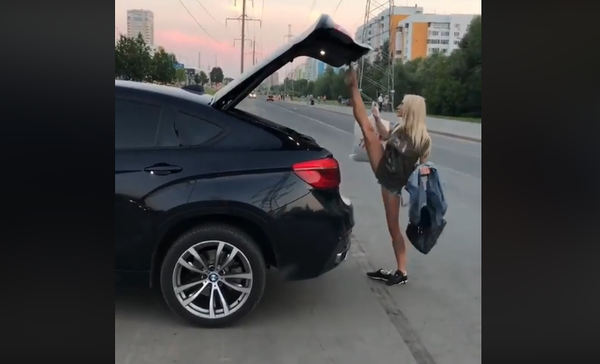 فيديو| فتاة حسناء تغلق صندوق السيارة بطريقة مثيرة.. لن تصدقوا ماذا فعلت!